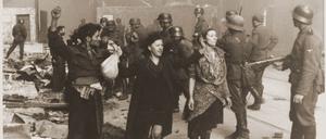 1943: Deutsche SS-Truppen bewachen gefangene jüdische Aufständische.