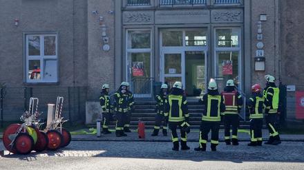 Feuerwehrleute stehen vor dem Heim für Asylsuchende in Premnitz.