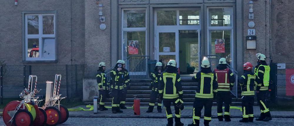 Feuerwehrleute stehen vor dem Heim für Asylsuchende in Premnitz.