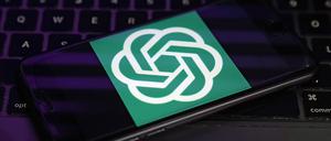 Das Logo von OpenAI, dem Hersteller von ChatGPT, wird auf dem Bildschirm eines Smartphones angezeigt.