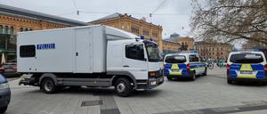 Verschiedene Einsatzwagen stehen vor dem Hauptbahnhof Hannover, darunter ist ein Fahrzeug des Entschärfungsdienstes der Bundespolizei.