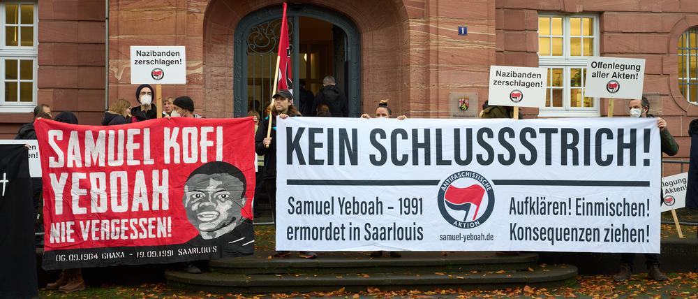 Demonstranten stehen während des Yeboah-Prozesses vor dem Eingang des Oberlandesgerichts.
