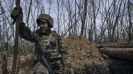 Ein ukrainischer Soldat schaut aus einem Schützengraben an der Frontlinie in Bachmut. 
