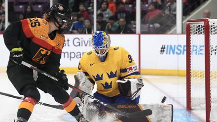 Das lief gut bei der WM. Laura Kluge (links) im Spiel gegen die Schwedinnen, das die Deutschen 6:2 gewannen.