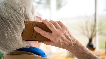 Eine Seniorin telefoniert mit ihrem Smartphone. 