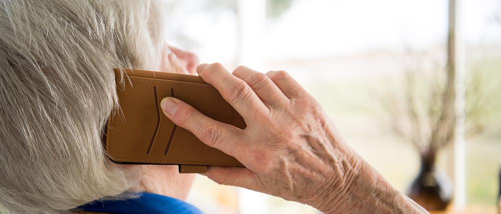 Eine Seniorin telefoniert mit ihrem Smartphone.