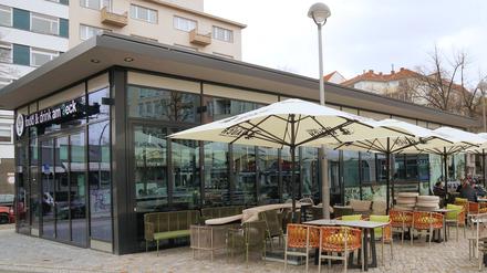 Das neue Café steht auf dem nördlichen Teil des Lehniner Platzes an der Ortsteilgrenze zwischen Charlottenburg und Halensee.