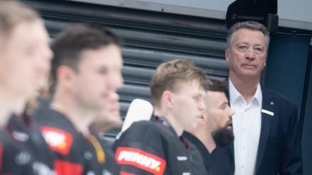 Harold Kreis, Trainer der deutschen Herren-Eishockeynationalmannschaft, bei einem Länderspiel am 15. April 2023. 