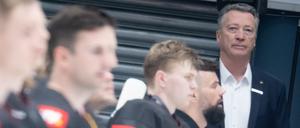 Harold Kreis, Trainer der deutschen Herren-Eishockeynationalmannschaft, bei einem Länderspiel am 15. April 2023. 