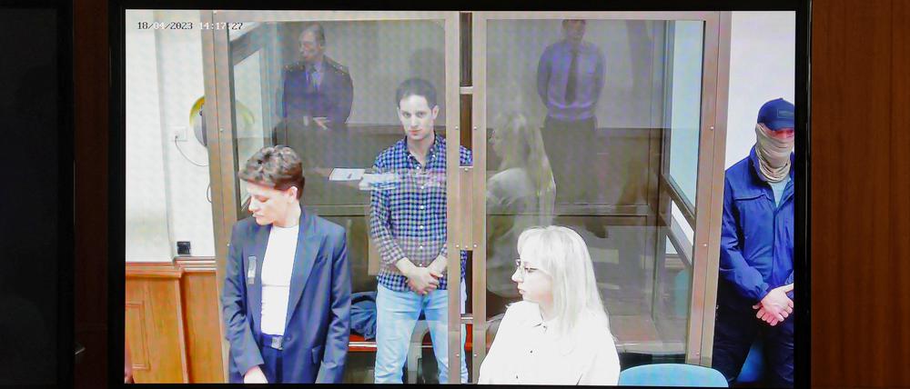 Wall Street Journal Reporter Evan Gershkovich im Gerichtsgebäude während seiner Anhörung in Moskau.