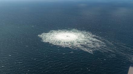 Das vom dänischen Verteidigungskommando zur Verfügung gestellte Foto zeigt das Nord Stream 2-Gasleck in der Nähe von Bornholm aus der Luft. 