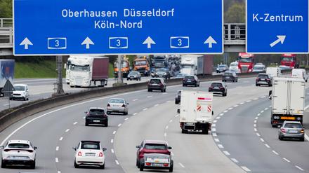 Pkw und Lkw befahren die Autobahn A3 im Kreuz Köln-Heumar bei geringem Verkehrsaufkommen. 