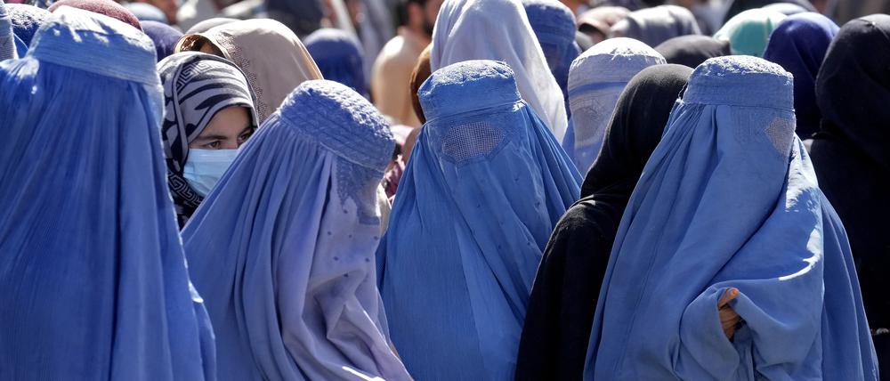 Frauen in Kabul warten auf Lebensmittelrationen.
