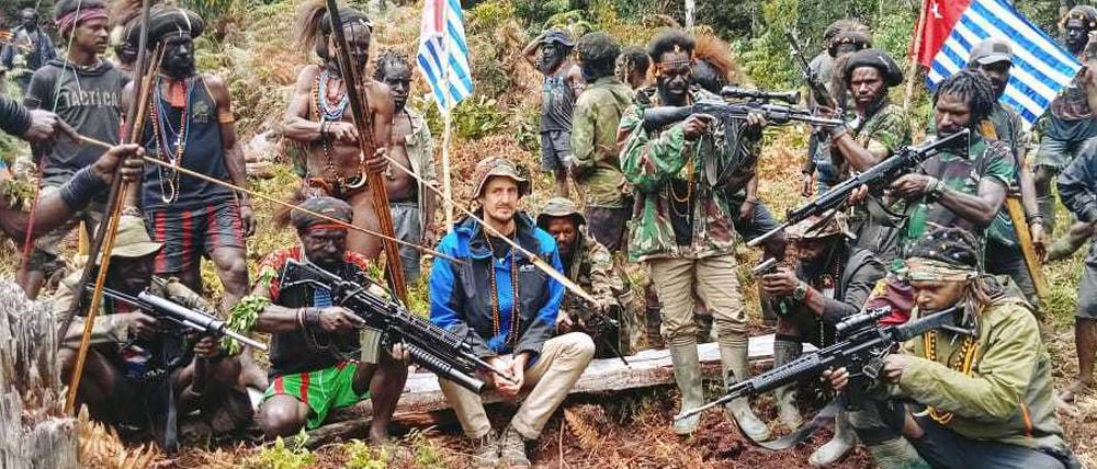 Der neuseeländische Pilot Philip Mehrtens neben bewaffneten Kämpfern der West Papua National Liberation Army (TPNPB) an einem unbekannten Ort im Dschungel. 