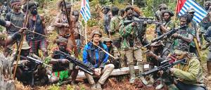 Der neuseeländische Pilot Philip Mehrtens neben bewaffneten Kämpfern der West Papua National Liberation Army (TPNPB).