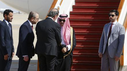 Mansur Azzam heißt Faisal bin Farhan in Damaskus willkommen.