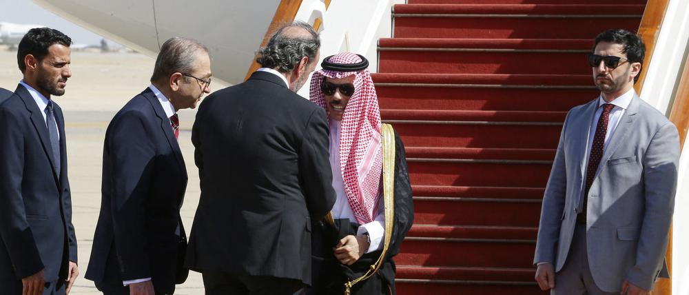 Mansur Azzam heißt Faisal bin Farhan in Damaskus willkommen.