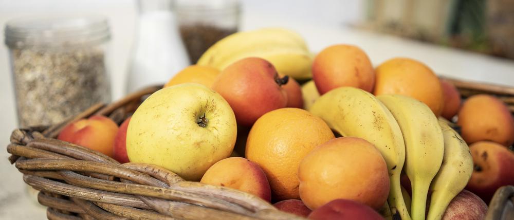 Zum Themendienst-Bericht von Elena Zelle vom 5. August 2020: Ernährungsmediziner empfehlen 500 Gramm Obst und Gemüse am Tag. Damit könne man gleich zum Frühstück anfangen - am besten mit Äpfeln und Beeren.