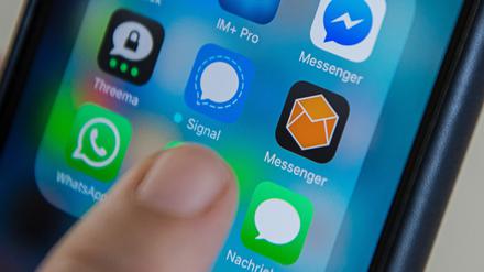 ARCHIV - 24.06.2016, Berlin: Die Instant Messenger «Slack», «IM+ Pro», «Facebook Messenger», «Threema», «Signal», «xxx Messanger», «WhatsApp» und «Apple Nachrichten» werden auf einem Mobiltelefon angezeigt.     (zu dpa "Überwachung befürchtet: Whatsapp, Signal und Threema schlagen Alarm") Foto: Wolfram Kastl/dpa +++ dpa-Bildfunk +++