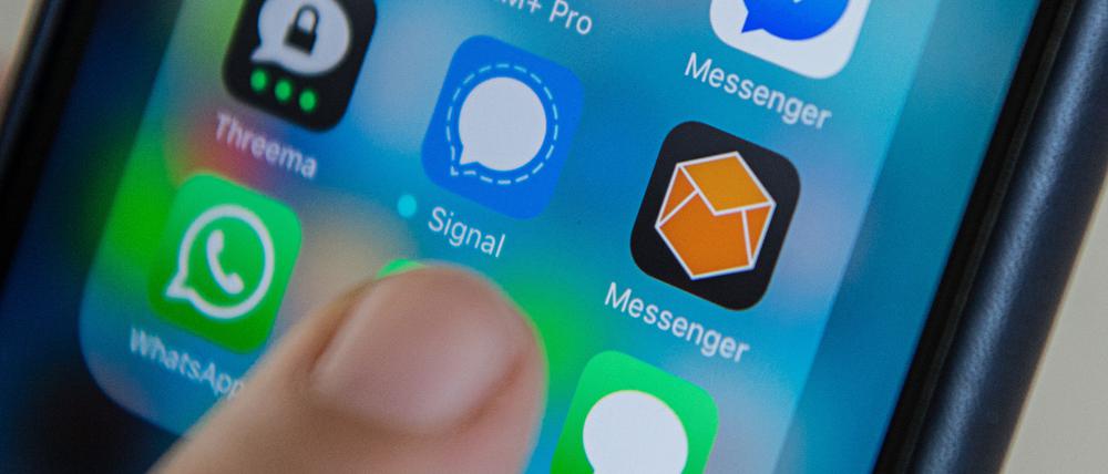 ARCHIV - 24.06.2016, Berlin: Die Instant Messenger «Slack», «IM+ Pro», «Facebook Messenger», «Threema», «Signal», «xxx Messanger», «WhatsApp» und «Apple Nachrichten» werden auf einem Mobiltelefon angezeigt. (zu dpa "Überwachung befürchtet: Whatsapp, Signal und Threema schlagen Alarm") Foto: Wolfram Kastl/dpa +++ dpa-Bildfunk +++
