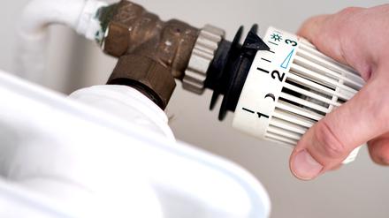 ARCHIV - 07.03.2019, Niedersachsen, Hannover: ILLUSTRATION - Eine Frau dreht am Thermostat einer Heizung. (Zu dpa: «Bayerische Ministerien fordern Stopp des Heizungs-Gesetzes») Foto: Hauke-Christian Dittrich/dpa +++ dpa-Bildfunk +++