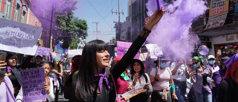Frauen in Mexiko protestieren gegen Gewalt gegen Frauen.