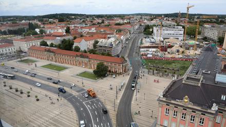 In wichtigen Verkehrsachsen, hier die Friedrich-Ebert-Straße, werden die Abläufe gereinigt. 