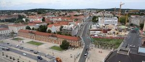 In wichtigen Verkehrsachsen, hier die Friedrich-Ebert-Straße, werden die Abläufe gereinigt. 