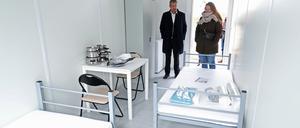 Potsdam, 18.04.2023 / Lokales / Gemeinschaftsunterkunft für Geflüchtete, Gemeinschaftsunterkunft fuer Gefluechtete, in Fahrland, Ketziner Straße 90, Ketziner Strasse 90, Mike Schubert und Amanda Palenberg (Beauftragte für Migration und Integration), Foto: Ottmar Winter PNN ACHTUNG: Foto ist ausschließlich für redaktionelle Berichterstattung der PNN und des TGSP! Eine kommerzielle Nutzung, z.B. Werbung, ist ausgeschlossen. Die Weitergabe an nicht autorisierte Dritte, insbesondere eine weitergehende Vermarktung über Bilddatenbanken, ist unzulässig.