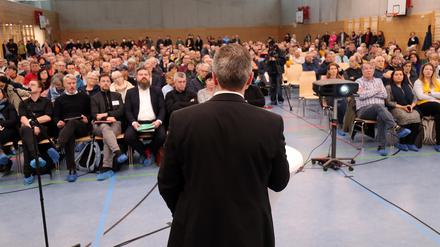 Oberbürgermeister Mike Schubert (SPD) bei der Einwohnerversammlung in Golm am Dienstagabend.