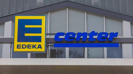 Symbolbild, Themenbild: Das Logo der Einzelhandelskette EDEKA e center an einer Niederlassung in Wachtberg 06.11.2022 Wachtberg Berkum NRW Deutschland *** Symbolic image, theme image The logo of the retail chain EDEKA e center at a branch in Wachtberg 06 11 2022 Wachtberg Berkum NRW Germany