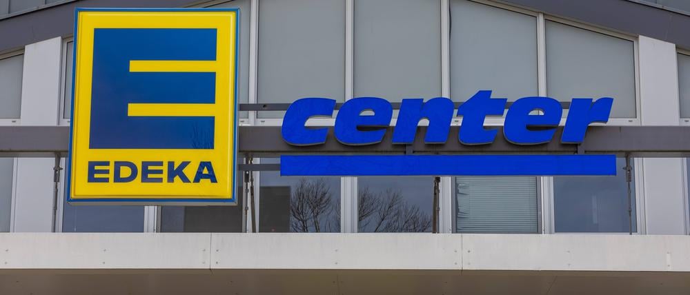 Symbolbild, Themenbild: Das Logo der Einzelhandelskette EDEKA e center an einer Niederlassung in Wachtberg 06.11.2022 Wachtberg Berkum NRW Deutschland *** Symbolic image, theme image The logo of the retail chain EDEKA e center at a branch in Wachtberg 06 11 2022 Wachtberg Berkum NRW Germany