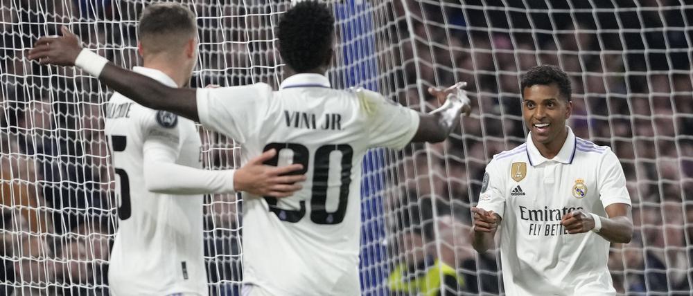 Rodrygo (r) von Real Madrid jubelt mit seinen Teamkollegen über sein Tor zum 0:2. 