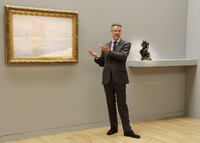 Sotheby's-Experte Simon Shaw bei Sotheby's in New York (USA) vor einem Werk von Claude Monet (Les Glacons, Bennecourt).