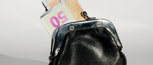 schwarzes Lederportemonnaie mit Euroscheinen black billfold with Euro bills BLWS683084 *** Black Leather wallet with Euroscheinen Black billfold With Euro Bills BLWS683084 Copyright: xblickwinkel/R.xRebmannx
