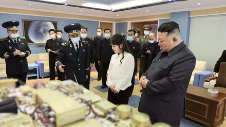 Diese von der staatlichen nordkoreanischen Nachrichtenagentur KCNA am 19.04.2023 zur Verfügung gestellte Bild zeigt nach Angaben von KCNA Kim Jong Un, Machthaber von Nordkorea, und seine Tochter beim Besuch der Behörde für Luft- und Raumfahrtentwicklung. 