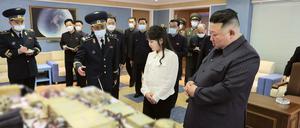 Diese von der staatlichen nordkoreanischen Nachrichtenagentur KCNA am 19.04.2023 zur Verfügung gestellte Bild zeigt nach Angaben von KCNA Kim Jong Un, Machthaber von Nordkorea, und seine Tochter beim Besuch der Behörde für Luft- und Raumfahrtentwicklung. 