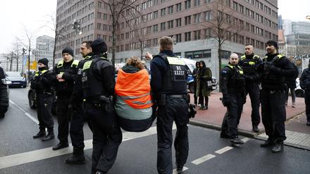Klima-Kleber der Letzten Generation haben sich auf dem Gehweg und der Fahrbahn der Potsdamer Straße in Höhe des Cinemaxx-Kinos festgeklebt, um gegen die Klimapolitik der Bundesregierung und gegen die Inhaftierung von Mitgliedern der Letzten Generation in Bayern zu protestieren.Berlin, 17.12.2022 *** Climate Stickers of the Last Generation have stuck to the sidewalk and roadway of Potsdamer Straße near the Cinemaxx cinema to protest the climate policy of the German government and the detention of members of the Last Generation in Bavaria Berlin, 17 12 2022 Foto:xJ.xMWx/xFuturexImage