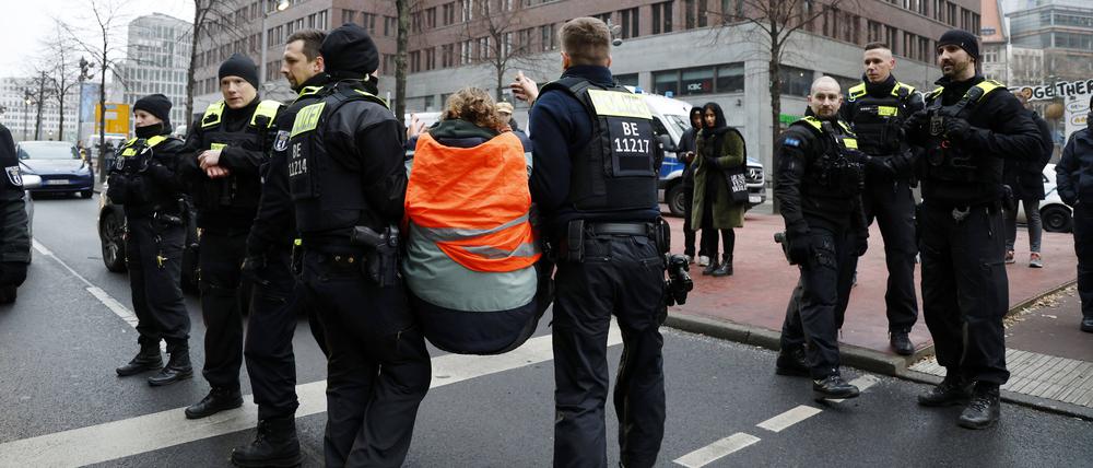  Klima-Kleber der Letzten Generation haben sich auf dem Gehweg und der Fahrbahn der Potsdamer Straße in Höhe des Cinemaxx-Kinos festgeklebt, um gegen die Klimapolitik der Bundesregierung und gegen die Inhaftierung von Mitgliedern der Letzten Generation in Bayern zu protestieren.Berlin, 17.12.2022 *** Climate Stickers of the Last Generation have stuck to the sidewalk and roadway of Potsdamer Straße near the Cinemaxx cinema to protest the climate policy of the German government and the detention of members of the Last Generation in Bavaria Berlin, 17 12 2022 Foto:xJ.xMWx/xFuturexImage