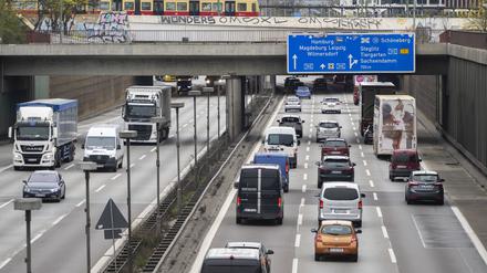 Autos und LKW fahren auf der Stadtautobahn A100. (Symbolbild)