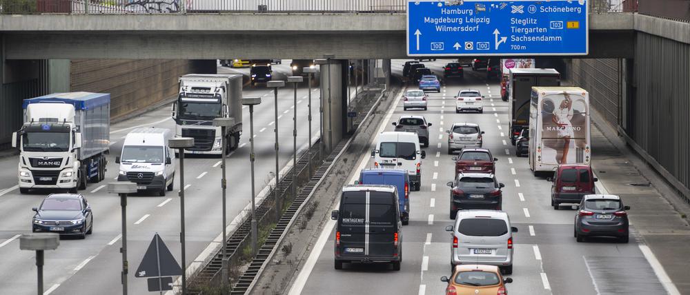 Autos und LKW fahren auf der Stadtautobahn A100. (Symbolbild)