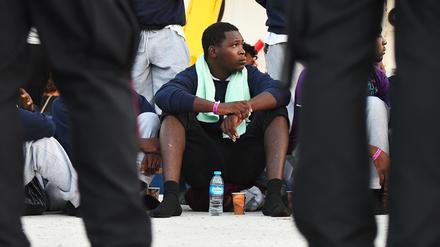 Ein Migrant an Bord eines Rettungsschiffs in Lampedusa (Archivbild).