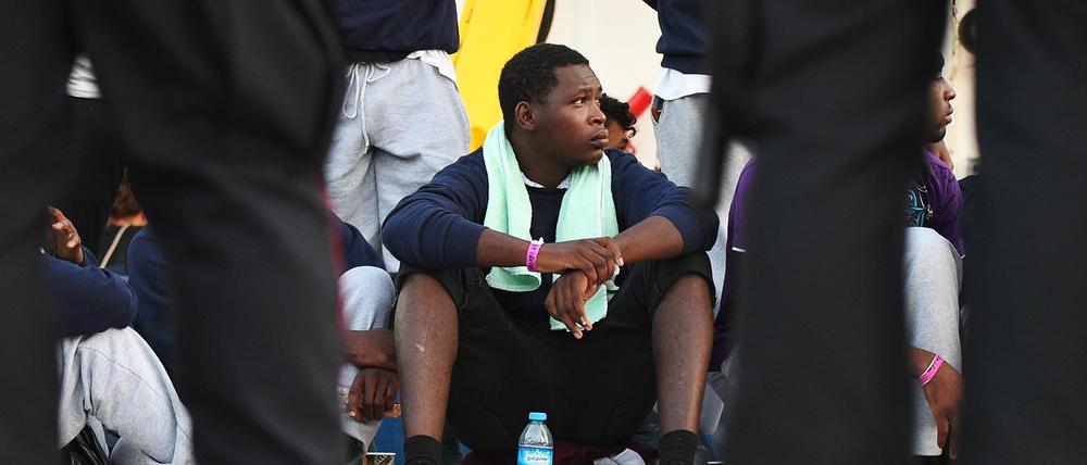 Ein Migrant an Bord eines Rettungsschiffs in Lampedusa (Archivbild).