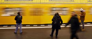 Einfahrender Zug am U-Bahnhof Hermannplatz, Umsteigebahnhof der Linien U7 und U8 in Neukölln. Symbolbild, Themenbild 03.02.2023 *** Arriving train at the underground station Hermannplatz, interchange station of the lines U7 and U8 in Neukölln symbol image, theme image 03 02 2023 Foto:xS.xGabschx/xFuturexImage