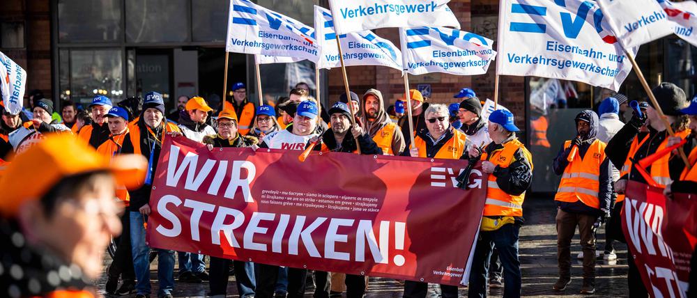Demonstranten der Eisenbahn- und Verkehrsgewerkschaft (EVG):