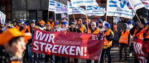 Demonstranten der Eisenbahn- und Verkehrsgewerkschaft (EVG):