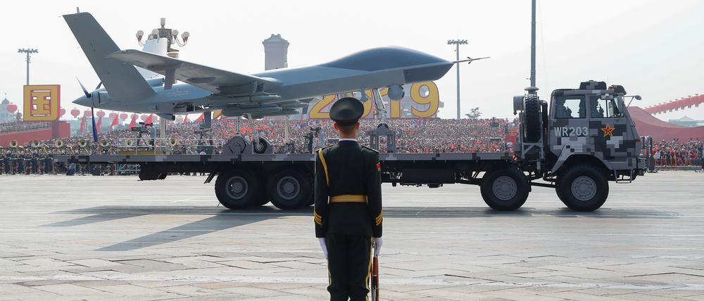 Ein Militärfahrzeug transportiert eine Drohne.