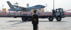 Ein Militärfahrzeug transportiert eine Drohne.