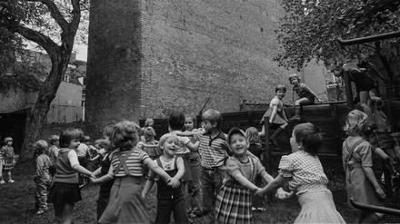 In insgesamt 250 Fotografien hielt Eberhard Thonfeld ab 1977 das Leben im Holländischen Viertel fest.
