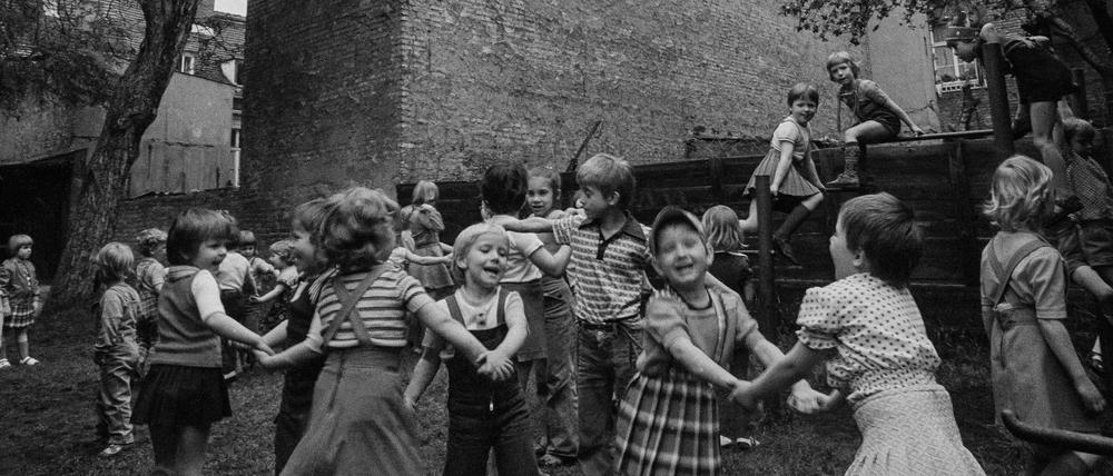 In insgesamt 250 Fotografien hielt Eberhard Thonfeld ab 1977 das Leben im Holländischen Viertel fest.